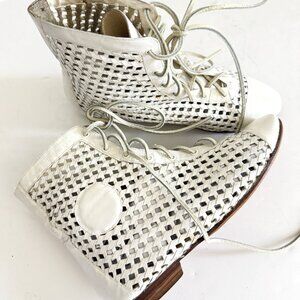Women's Cat's Paw Boots White leather mesh high top sneakers size 8B for a narro